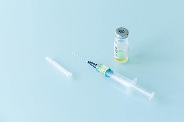 Zdjęcie strzykawka i butelka szczepionki