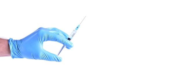 Zdjęcie strzykawka ze szczepionką covid19 w ręku z miejscem na tekst