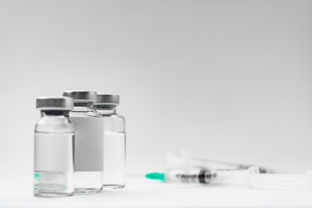 Strzykawki medyczne i butelki szczepionek w kolorze białym