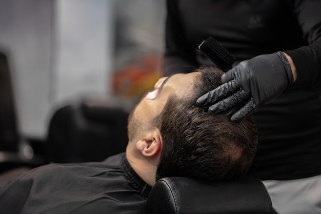 strzyżenie mężczyzny w zakładzie fryzjerskim