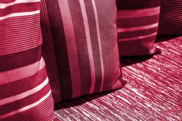 Zdjęcie stubarwna poduszka na tle kanapy. nowy modny kolor pantone 18-1750 viva magenta w 2023 roku