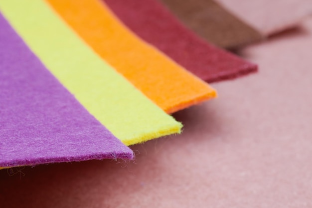 Stubarwny miękki filcowy materiał włókienniczy kolorowy patchwork tekstura tkanina zbliżenie