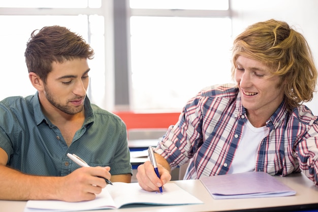 Studenci collegu siedzi w klasie