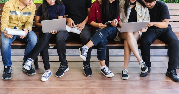 Studenci Edukacja Media Społecznościowe Tablety Na Laptopa