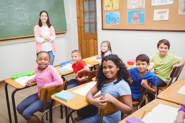 Studenci i nauczyciel patrząc na kamery