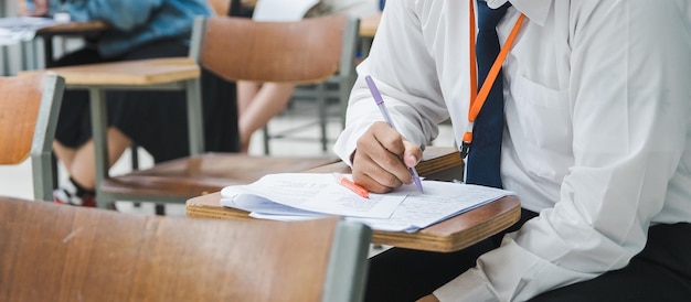 Zdjęcie studenci koncentrycznie piszący na egzaminach końcowych w klasie