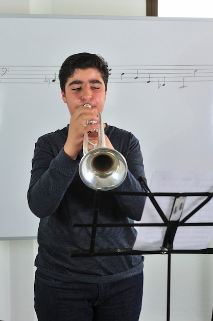 Studenci Konserwatorium Muzycznego odbywają próby w klasie.