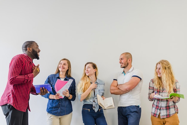 Zdjęcie studenci mają ciekawą rozmowę