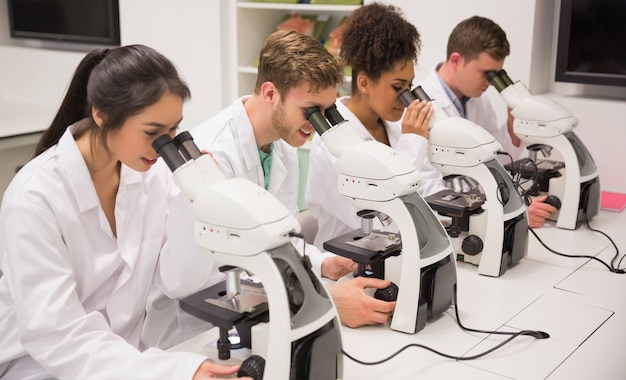 Studenci medycyny pracy z mikroskopem