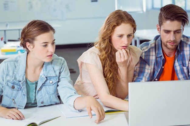 Studenci mody patrząc na laptopa