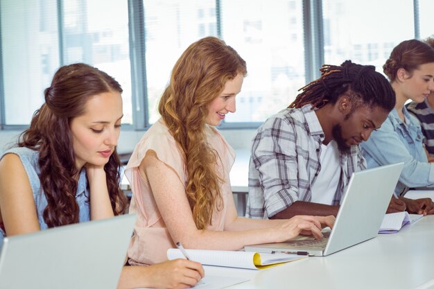 Studenci mody za pomocą laptopa