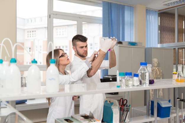 Studenci Naukowcy pracujący w laboratorium