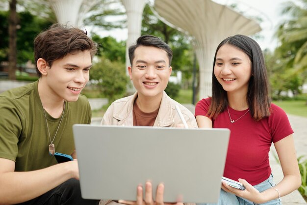 Studenci omawiają stworzoną aplikację