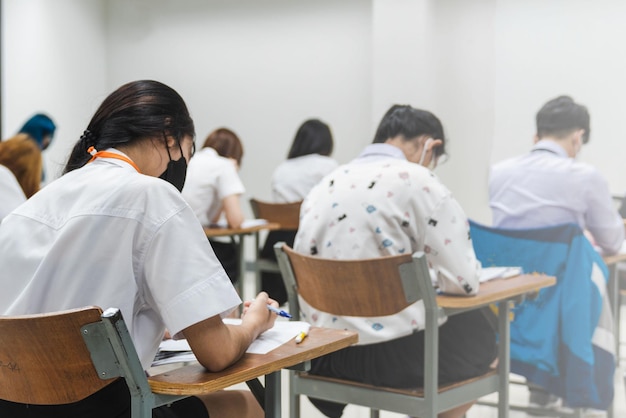 Zdjęcie studenci piszący na egzaminach końcowych w klasie skoncentrowanixa