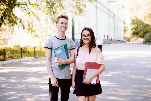 Studenci płci męskiej i żeńskiej odświeżają się pierwszego dnia nauki