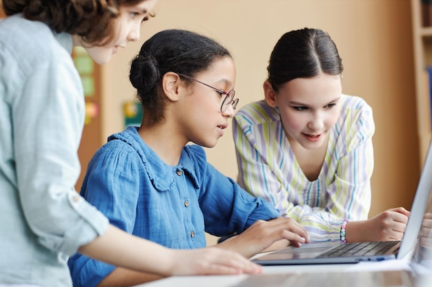 Studenci pracujący na komputerze w zespole