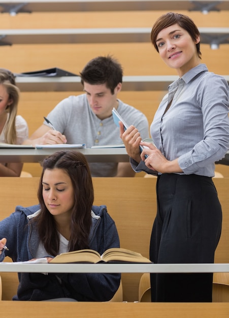 Studenci pracujący w sali wykładowej