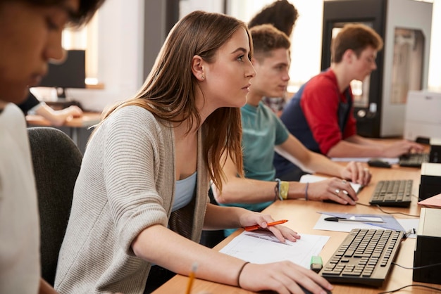 Zdjęcie studenci projektowania pracujący na komputerach w laboratorium druku cad3d