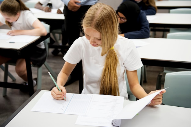 Zdjęcie studenci robią egzamin w klasie