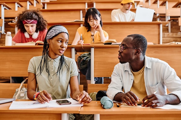 Studenci rozmawiający podczas wykładu na uniwersytecie