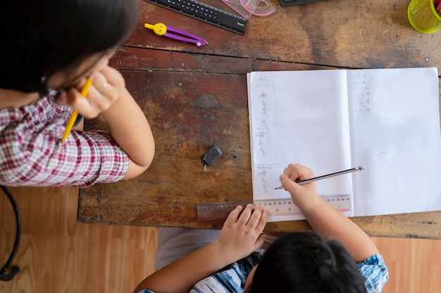 Studenci Rozwiązują Koncepcję Problemów Matematycznych Nauczyciel Uczy Azjatkę Uczą Się Matematyki Widok Z Góry