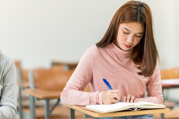 Studenci siedzą w klasie uniwersytetu