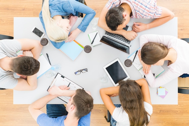 Zdjęcie studenci śpiący na stole. widok z góry