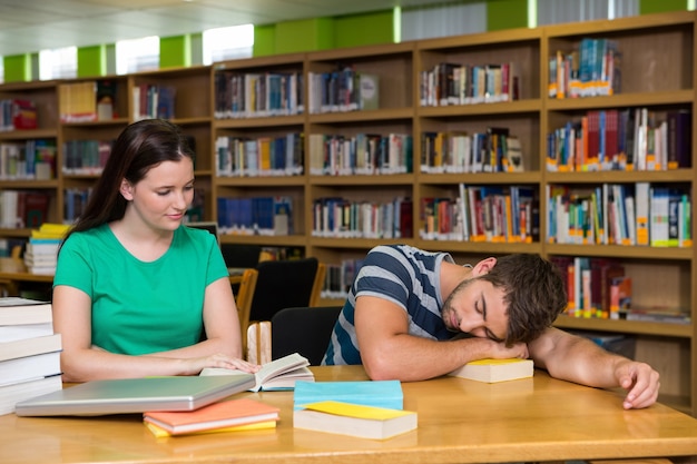 Studenci studiujący razem w bibliotece