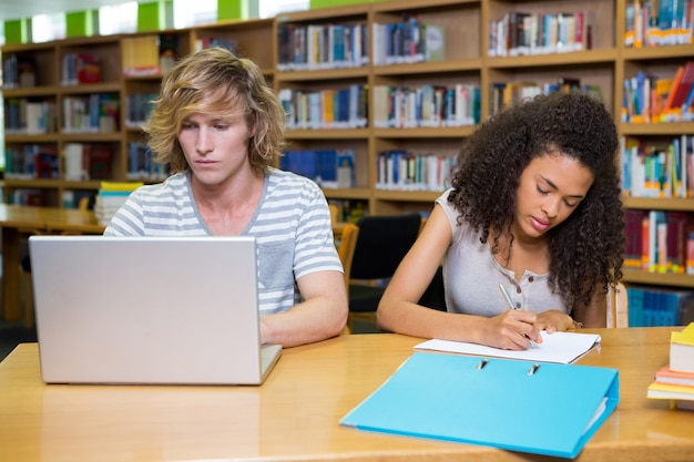 Studenci studiujący razem w bibliotece