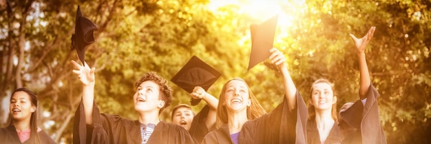 Zdjęcie studenci świętujący ukończenie studiów