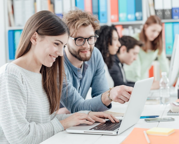 Studenci uniwersyteccy studiujący razem