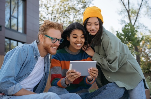 Studenci Uniwersytetu Studiujący Razem Koncepcję Edukacji Online