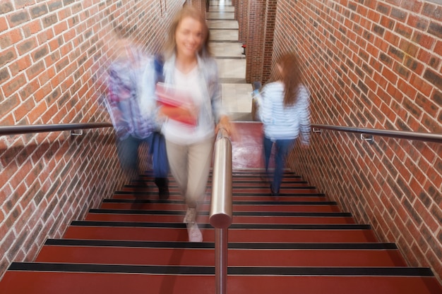 Zdjęcie studenci wchodzenie po schodach