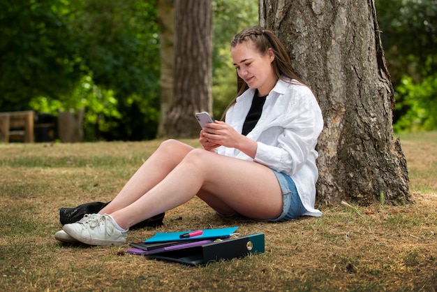 Zdjęcie studenci wkuwają na zewnątrz