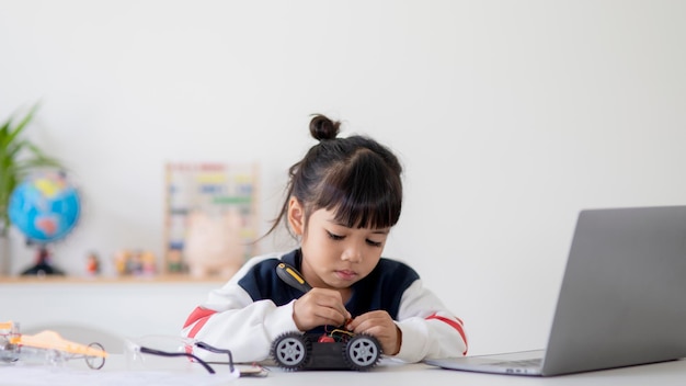 Studenci z Azji uczą się w domu kodowania samochodów robotów i kabli elektronicznych w STEM STEAM matematyka inżynieria nauka technologia kod komputerowy w koncepcji robotyki dla dzieci