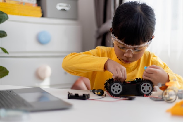 Studenci z Azji uczą się w domu kodowania samochodów robotów i kabli elektronicznych w STEM STEAM matematyka inżynieria nauka technologia kod komputerowy w koncepcji robotyki dla dzieci