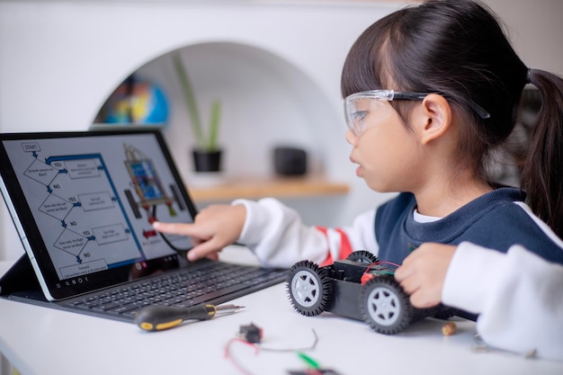 Studenci z Azji uczą się w domu kodowania samochodów robotów i kabli elektronicznych w STEM STEAM matematyka inżynieria nauka technologia kod komputerowy w koncepcji robotyki dla dzieci
