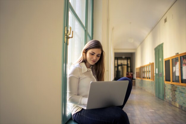 Studencka dziewczyna pracuje na laptopie