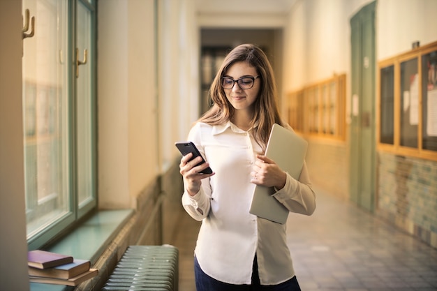 Studencka Dziewczyna Sprawdza Jej Smartphone