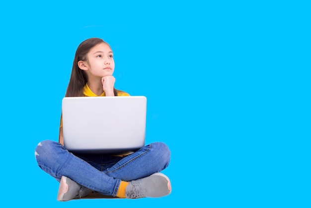 Studencka dziewczyna studiująca z laptopem i myśląca o problemie