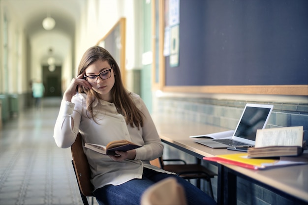 Studencka dziewczyna studiuje na uniwersytecie