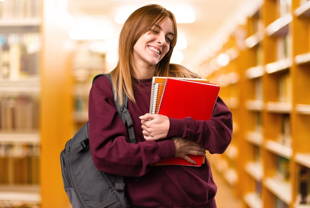 Studencka kobieta mruga na unfocused tle. powrót do szkoły