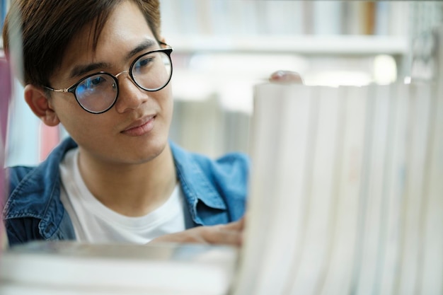 Studencka książka do czytania w bibliotece