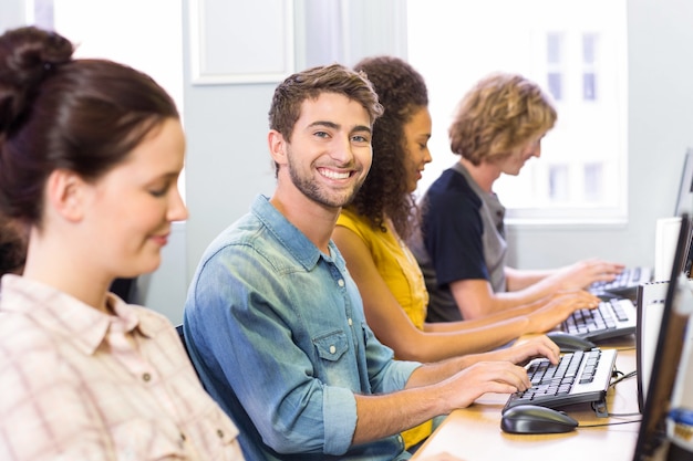 Studencki ono uśmiecha się przy kamerą w komputer klasie