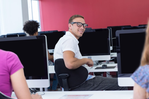 Studencki ono uśmiecha się przy kamerą w komputer klasie