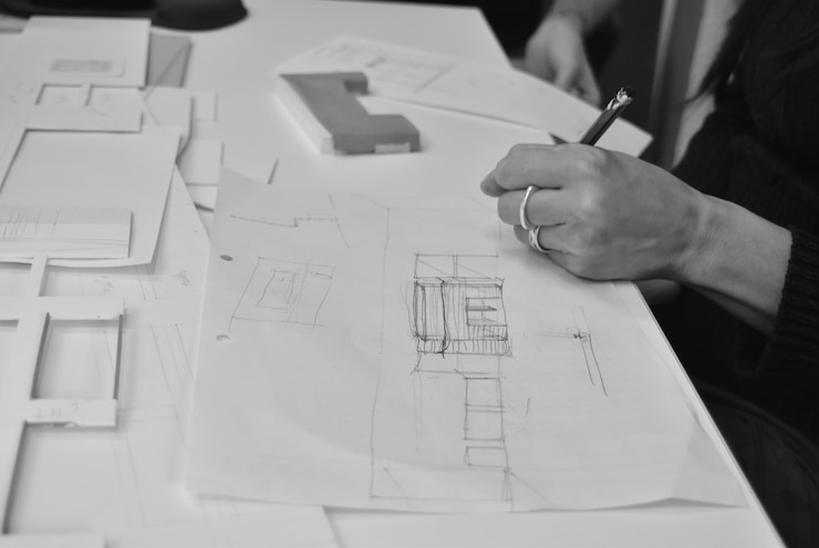 Zdjęcie student architektury tworzący model
