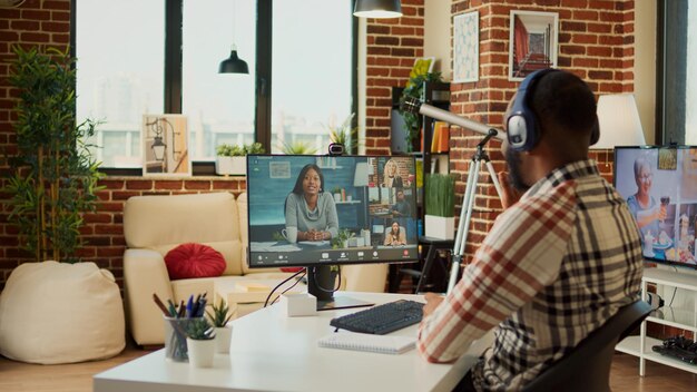 Student biznesu uczęszczający na spotkanie klasowe online, rozmawiający z ludźmi z korporacji podczas konferencji wideo. Używanie komputera z kamerą internetową do czatowania na zdalnej wideokonferencji, praca niezależna.