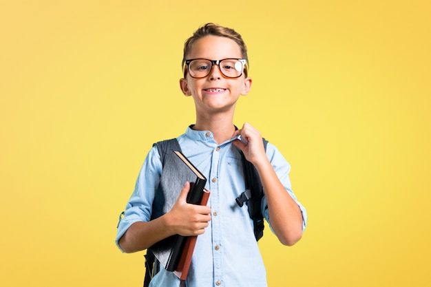 Student Chłopiec Z Plecakiem I Okulary Dumni I Zadowoleni Z Siebie. Powrót Do Szkoły