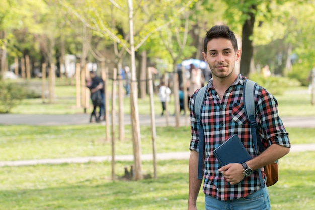 Student Collegu Z Książkowy Plenerowym