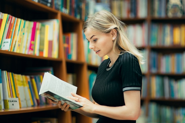 Student Czyta Książkę W Bibliotece